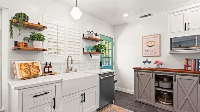 3209 Bennett Dr, Los Angeles, CA 90068 - indoor bar with dishwasher, decorative backsplash, recessed lighting, and pendant lighting