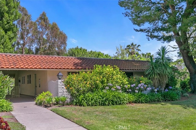933 Avenida Majorca Unit P, Laguna Woods, CA 92637 - view of front of property with a front yard, a tiled roof, and stucco siding