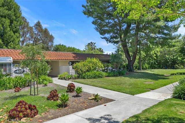 933 Avenida Majorca Unit P, Laguna Woods, CA 92637 - view of front facade featuring a tile roof, a front yard, and stucco siding