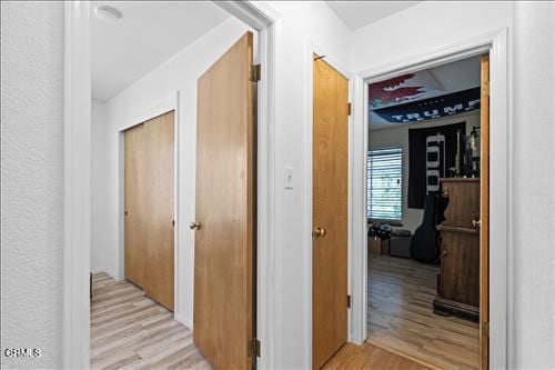 22820 Mariposa Rd, Tehachapi, CA 93561 - corridor featuring light wood-style floors