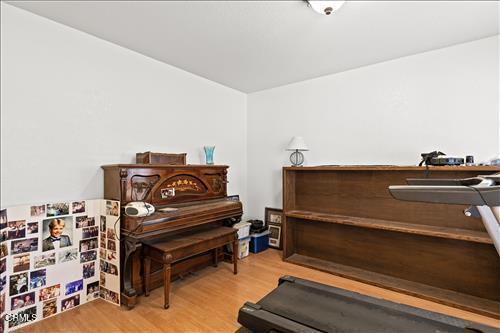 22820 Mariposa Rd, Tehachapi, CA 93561 - sitting room with light wood-style floors