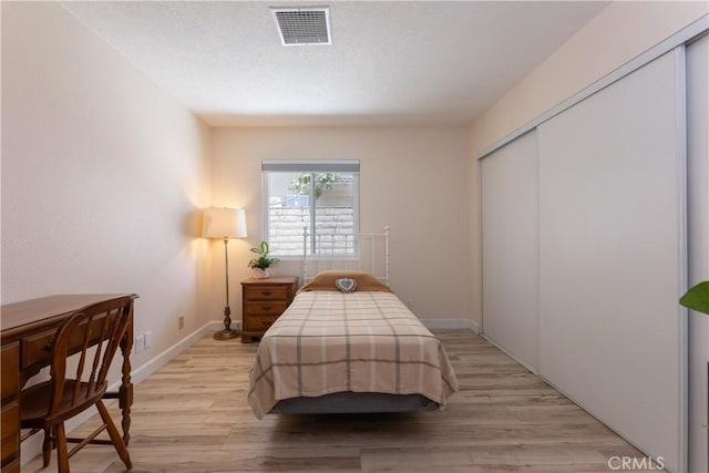 10262 Circulo De Juarez, Fountain Valley, CA 92708 - bedroom featuring light wood finished floors and a closet