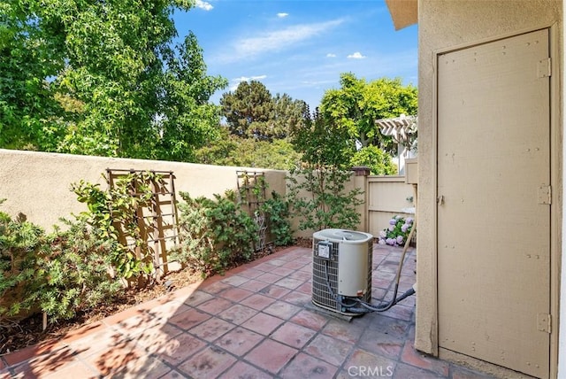 2303 Paseo Circulo, Tustin, CA 92782 - fenced backyard with a patio