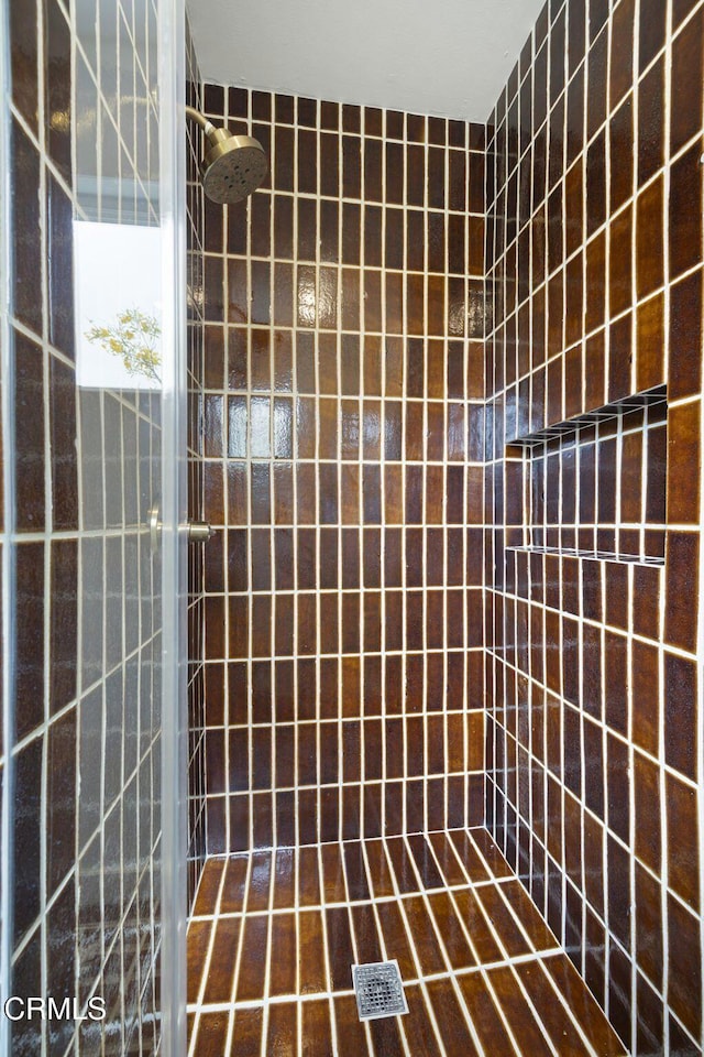 80 Watkins Way, Oak View, CA 93022 - bathroom featuring tiled shower and tile walls