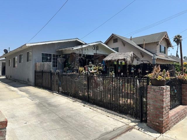 2132 Lincoln Park Ave, Lincoln Heights, CA 90031 - bungalow featuring a fenced front yard and stucco siding