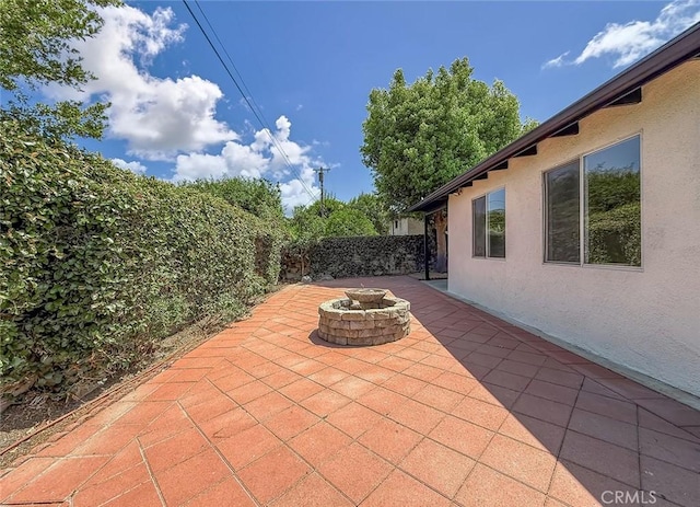 6706 Melvin Ave, Reseda, CA 91335 - fenced backyard with a patio area