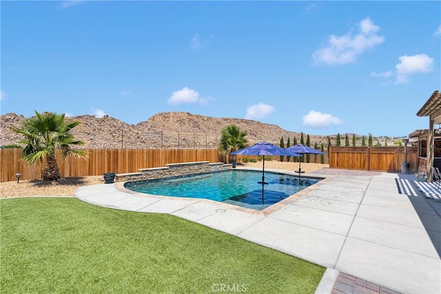 15558 Lookout Rd, Apple Valley, CA 92307 - view of pool featuring a fenced backyard, a mountain view, and a patio