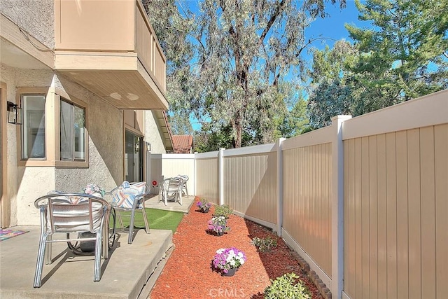 1207 Porto Grande Unit 1, Diamond Bar, CA 91765 - fenced backyard with a patio