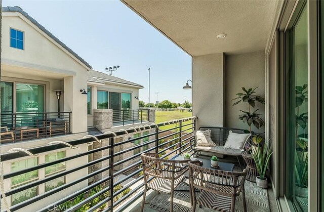 2887 E Tamarind Dr, Fresno, CA 93730 - view of balcony