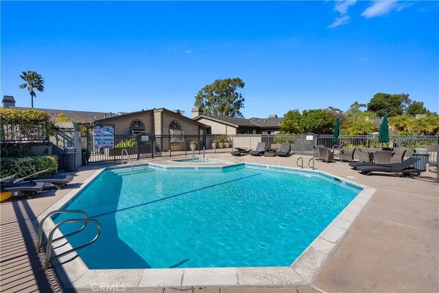 2175 Pacific Ave Unit E4, Costa Mesa, CA 92627 - community pool with a hot tub and a patio area