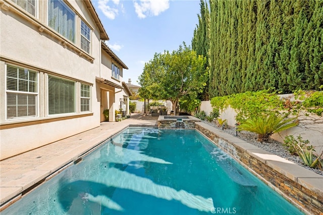 46287 Durango Dr, Temecula, CA 92592 - view of swimming pool with a pool with connected hot tub, a patio, and a fenced backyard