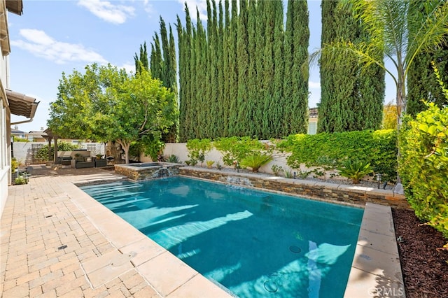 46287 Durango Dr, Temecula, CA 92592 - view of swimming pool with outdoor lounge area, a patio area, a pool with connected hot tub, and a fenced backyard
