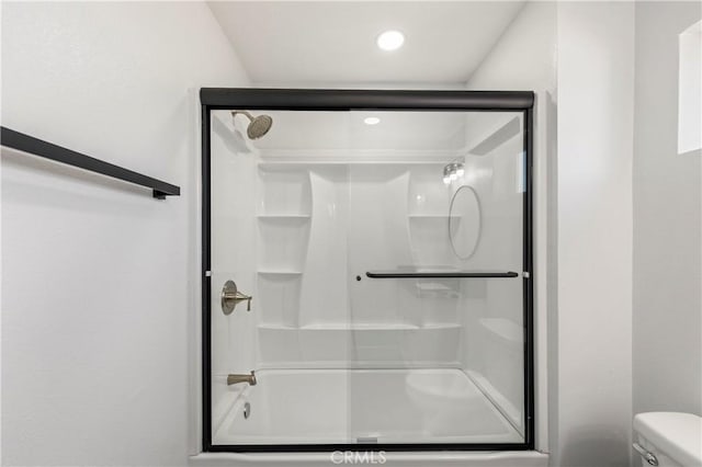 58424 Canterbury St, Yucca Valley, CA 92284 - full bath with toilet and recessed lighting