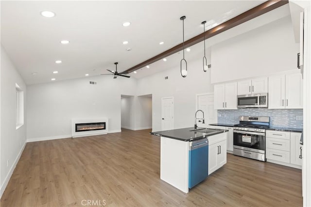58424 Canterbury St, Yucca Valley, CA 92284 - kitchen with stainless steel appliances, dark countertops, recessed lighting, ceiling fan, and backsplash