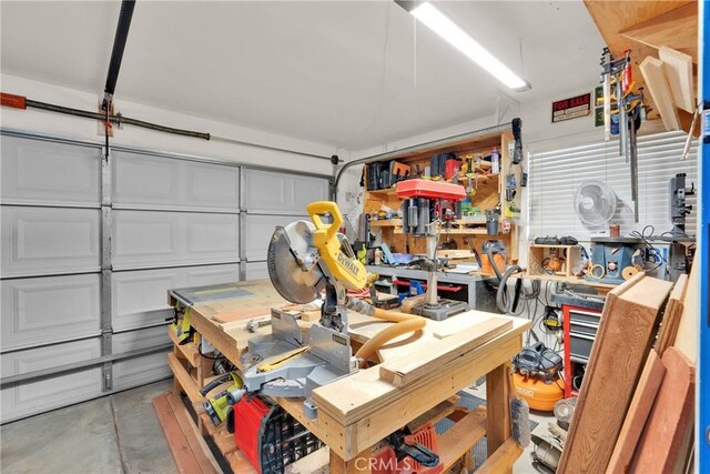 26460 Gem Ct, Helendale, CA 92342 - garage featuring a workshop area