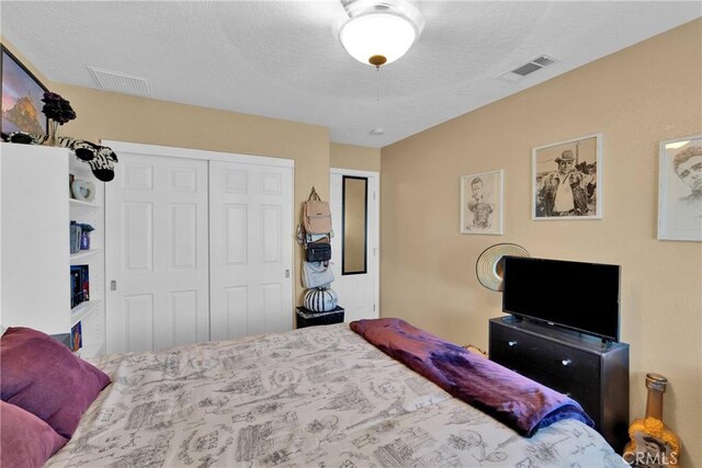 26460 Gem Ct, Helendale, CA 92342 - bedroom featuring a closet and a textured ceiling