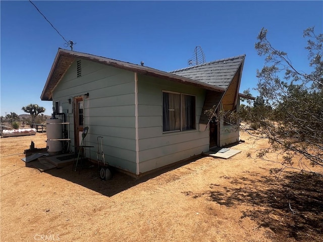 1489 Balsa Ave, Yucca Valley, CA 92284 - view of side of property featuring a shingled roof