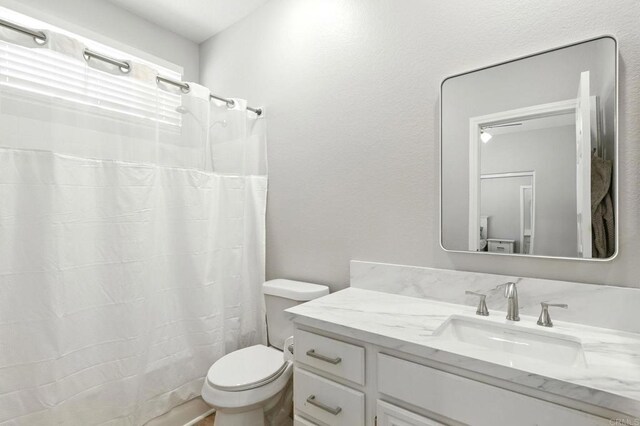 46076 Via Ln, Colorada, Temecula, CA 92592 - full bath with vanity and a shower with curtain