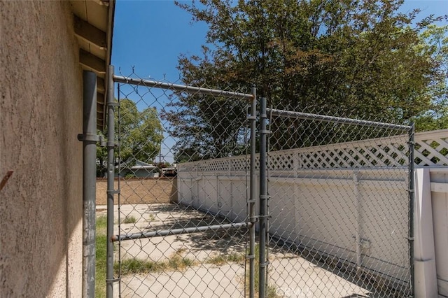 15300 Mayall St, San Fernando, CA 91345 - view of gate