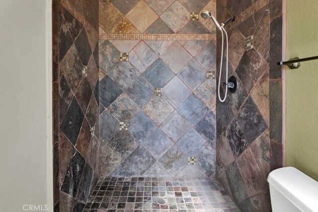 10723 Portland Ave, Hesperia, CA 92345 - bathroom featuring tiled shower and a textured wall