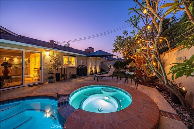 11832 Weatherby Rd, Los Alamitos, CA 90720 - pool at dusk with an in-ground hot tub, a patio, and grilling area