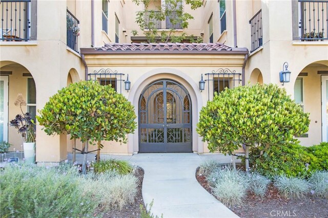 402 Maravilla Ln, Brea, CA 92823 - view of exterior entry featuring a balcony and stucco siding