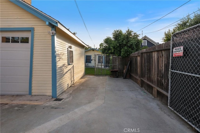 1146 N Loma Vista Dr, Long Beach, CA 90813 - view of side of property with a garage