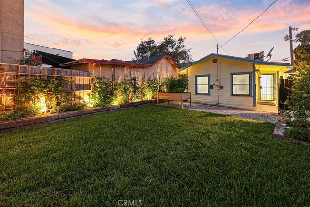 1146 N Loma Vista Dr, Long Beach, CA 90813 - view of yard at dusk