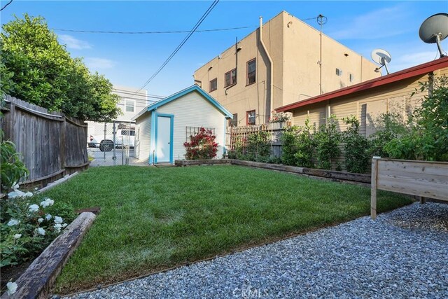 1146 N Loma Vista Dr, Long Beach, CA 90813 - view of yard featuring an outdoor structure