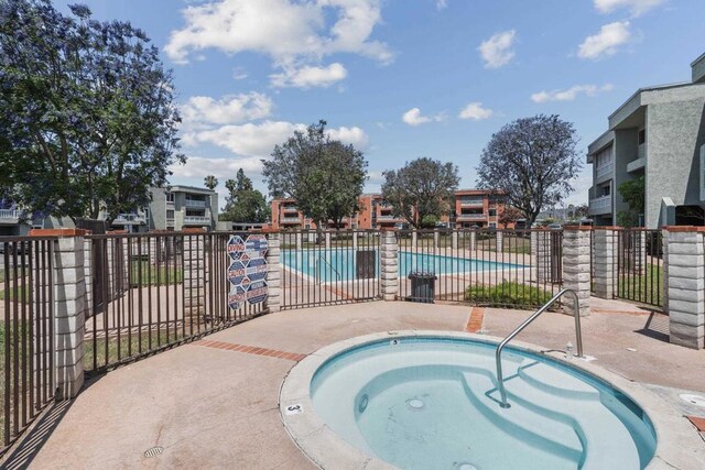 1040 E Washington Ave Unit 31, Escondido, CA 92025 - community pool with a community hot tub and a patio