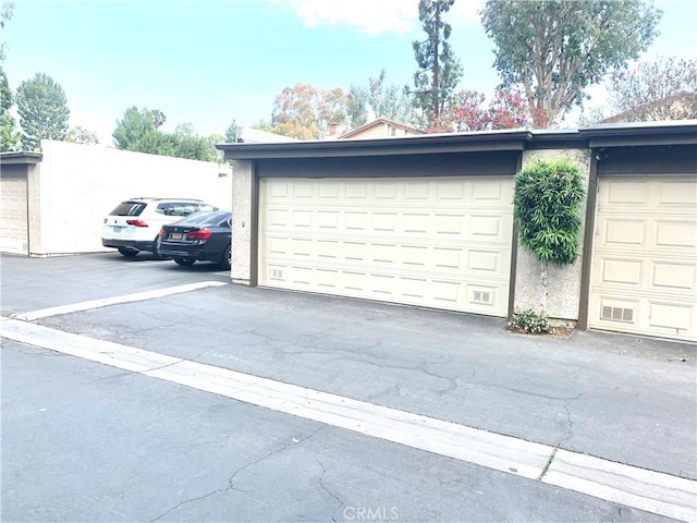 5800 Owensmouth Ave Unit 77, Woodland Hills, CA 91367 - view of garage
