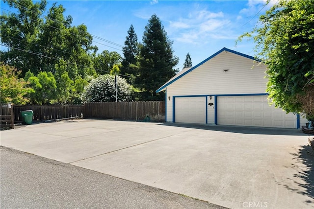 625 La Bonita Ct, Chico, CA 95973 - garage with driveway