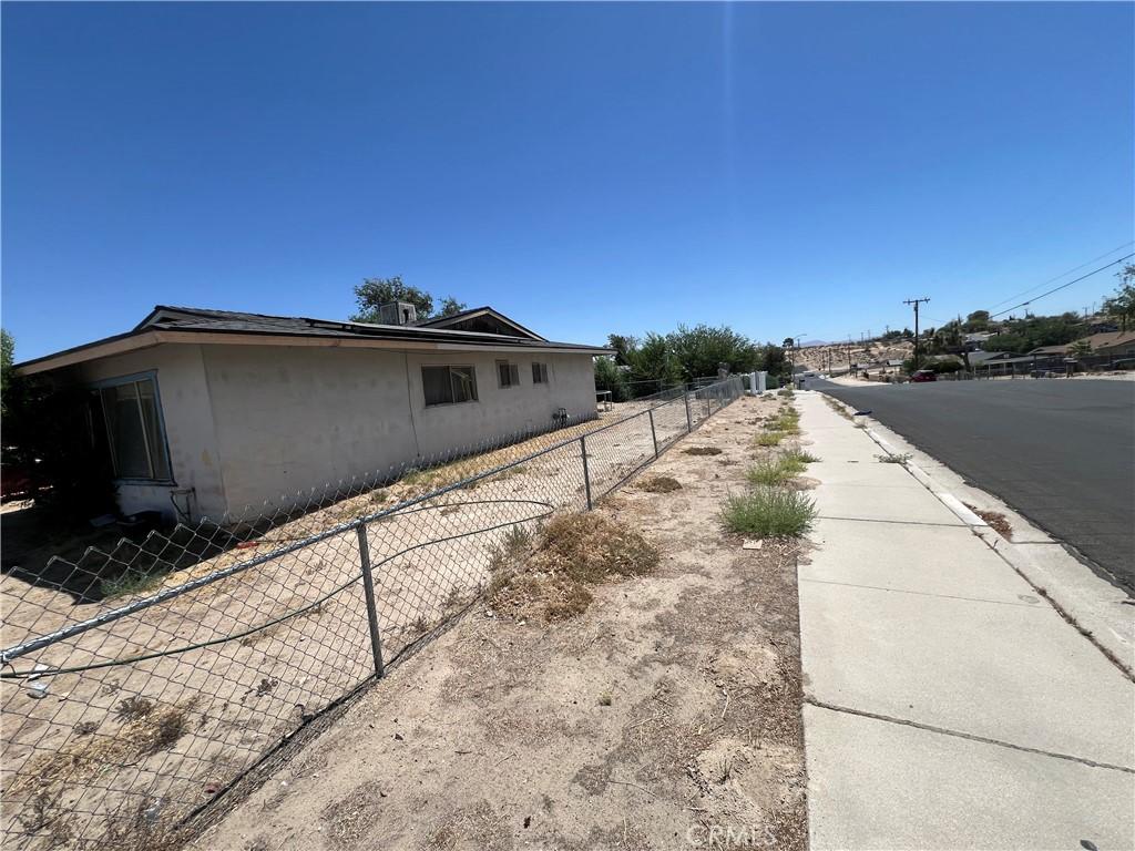 14311 Manzanita Rd, Victorville, CA 92395 - view of side of home