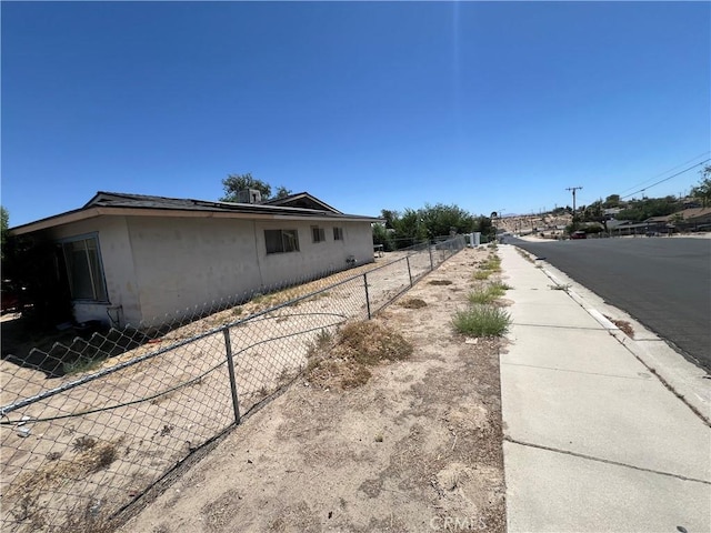14311 Manzanita Rd, Victorville, CA 92395 - view of side of home
