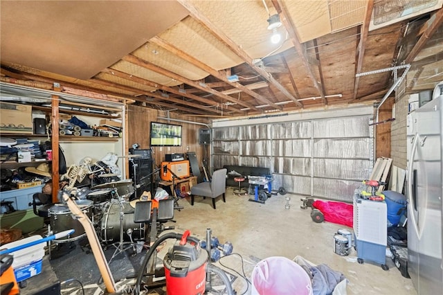 27636 Ethanac Rd, Menifee, CA 92585 - garage featuring freestanding refrigerator