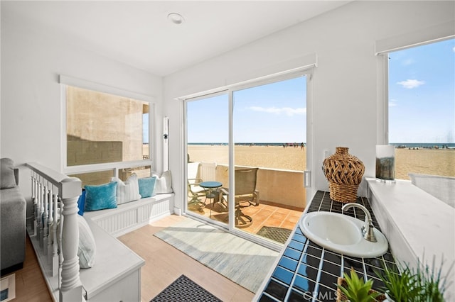 1924 W Oceanfront, Newport Beach, CA 92663 - sunroom / solarium with healthy amount of natural light