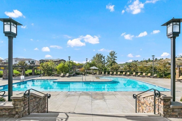 3002 Villeta Ave, Carlsbad, CA 92010 - community pool with a patio
