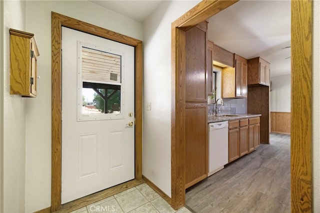 8140 Sherwood Blvd, Los Molinos, CA 96055 - entryway featuring a sink and light wood finished floors