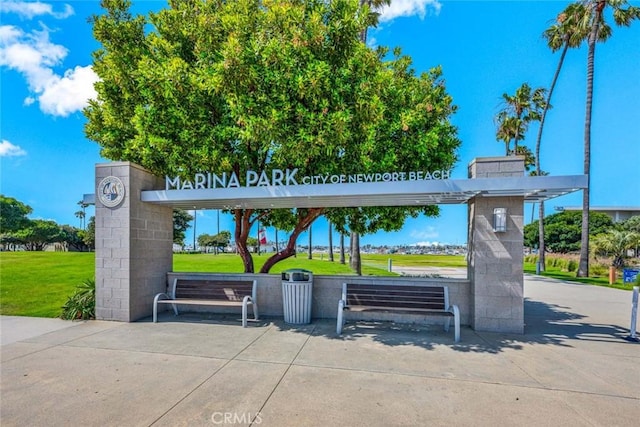 300 34th St, Newport Beach, CA 92663 - surrounding community with a yard