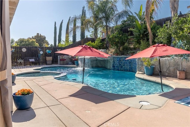 2168 Stonewood St, Mentone, CA 92359 - view of swimming pool featuring a patio area, a pool with connected hot tub, and a fenced backyard