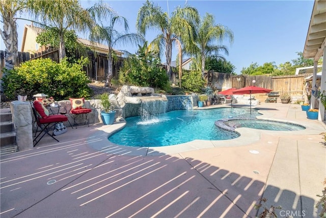 2168 Stonewood St, Mentone, CA 92359 - view of swimming pool featuring a pool with connected hot tub, a patio area, and a fenced backyard