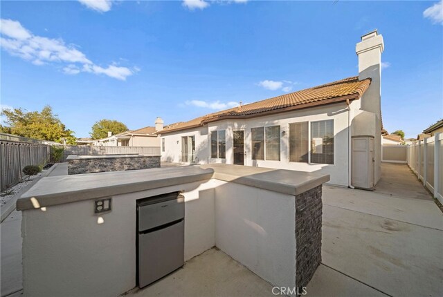 40065 Temple Ct, Murrieta, CA 92563 - fenced backyard with an outdoor kitchen and a patio
