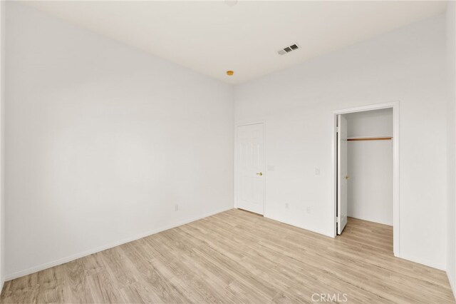 40065 Temple Ct, Murrieta, CA 92563 - unfurnished bedroom featuring light wood-style flooring, a closet, and a walk in closet
