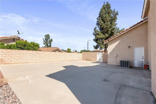 6879 Mission Grove Pkwy N, Riverside, CA 92506 - fenced backyard with a patio