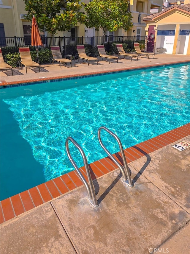 1652 Hickory Nut Pl, Chula Vista, CA 91915 - community pool with a patio area