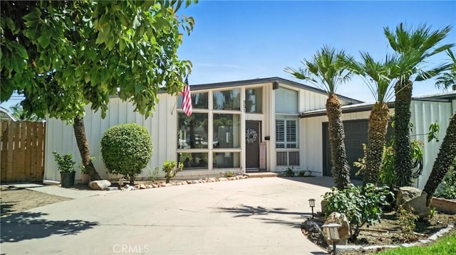 951 W Olive St, Corona, CA 92882 - view of front facade featuring driveway and a garage