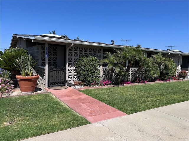 1501 Pelham Unit 127F, Seal Beach, CA 90740 - view of front facade featuring a front yard