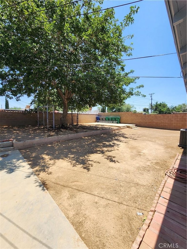 38638 Glenraven Ave, Palmdale, CA 93550 - fenced backyard with a patio area