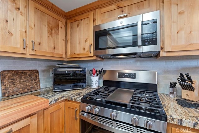 4 Village Unit 2, Lake Arrowhead, CA 92352 - kitchen with stainless steel appliances, tasteful backsplash, and light brown cabinets