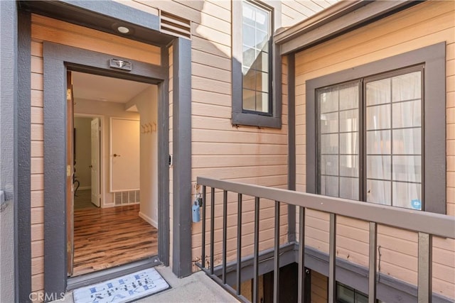 4 Village Unit 2, Lake Arrowhead, CA 92352 - property entrance featuring a balcony